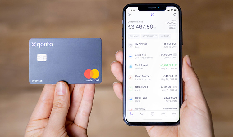 Neo-Bank Qonto auf Smartphone mit Karte